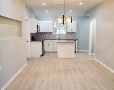 6815 Sidney - Photo Thumbnail 4