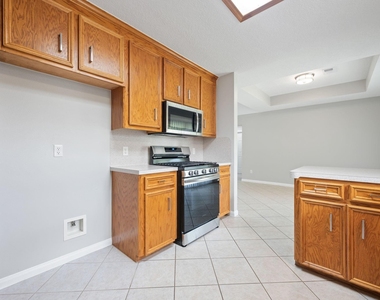 460 W Houston Street - Photo Thumbnail 7