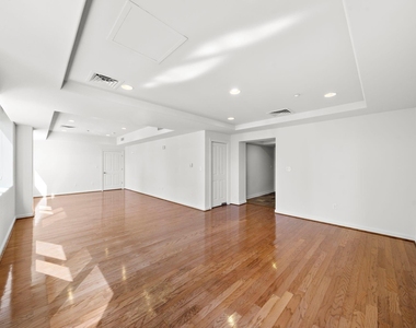 914 Main Street - Photo Thumbnail 2