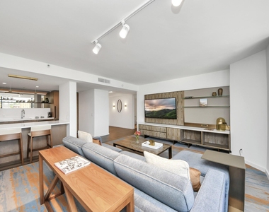 1300 Lamar Street - Photo Thumbnail 6