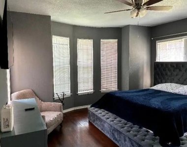 2322 Oakdale Street - Photo Thumbnail 8