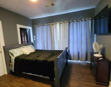 2322 Oakdale Street - Photo Thumbnail 9