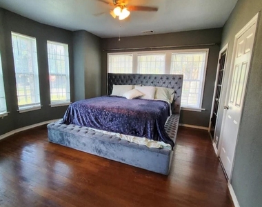 2322 Oakdale Street - Photo Thumbnail 6