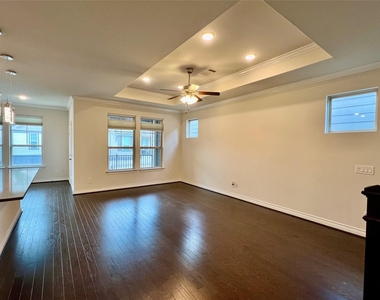 10916 Cannes Memorial Drive - Photo Thumbnail 3