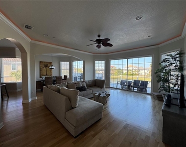 323 Ocean Crest Drive - Photo Thumbnail 3