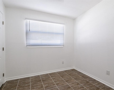 927 W Olympia Avenue - Photo Thumbnail 21