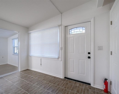 927 W Olympia Avenue - Photo Thumbnail 3