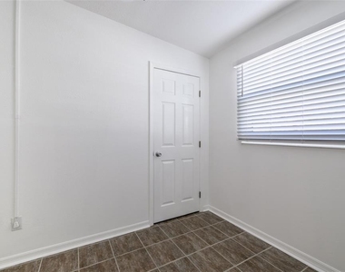 927 W Olympia Avenue - Photo Thumbnail 22