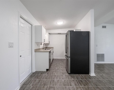 927 W Olympia Avenue - Photo Thumbnail 15