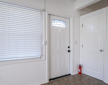 927 W Olympia Avenue - Photo Thumbnail 4