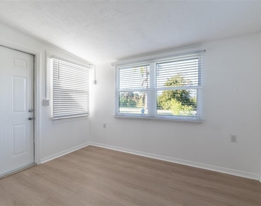 927 W Olympia Avenue - Photo Thumbnail 11