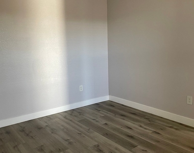 5055 W Hacienda Avenue - Photo Thumbnail 17