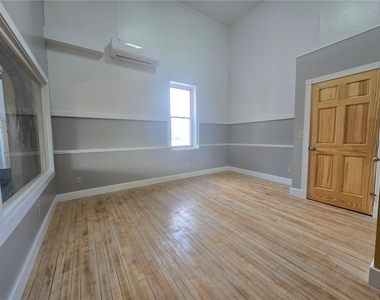 27 E Main Street - Photo Thumbnail 2