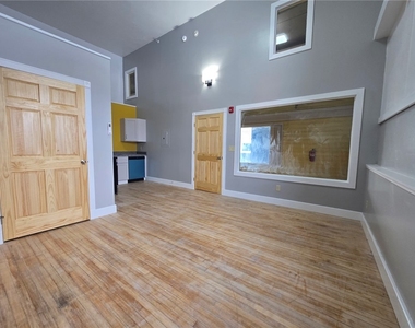 27 E Main Street - Photo Thumbnail 3