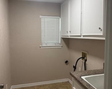 14922 Hillcrest Road - Photo Thumbnail 8