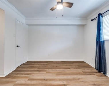 10216 Regal Oaks Drive - Photo Thumbnail 9