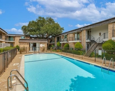 10216 Regal Oaks Drive - Photo Thumbnail 11