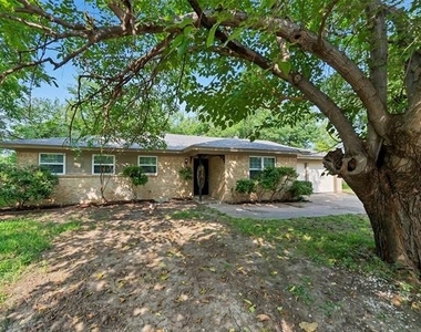 2833 Kingsbury Avenue - Photo Thumbnail 1
