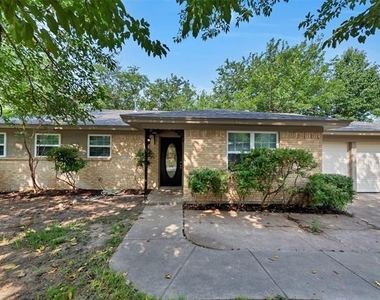 2833 Kingsbury Avenue - Photo Thumbnail 2