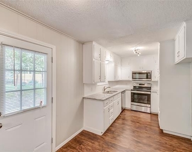 2833 Kingsbury Avenue - Photo Thumbnail 8