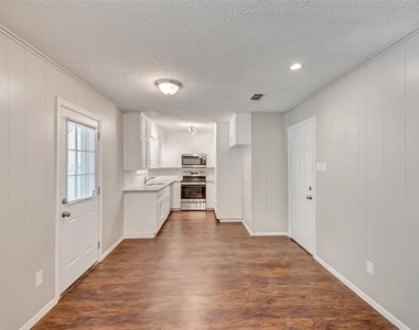 2833 Kingsbury Avenue - Photo Thumbnail 7