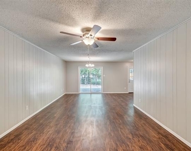 2833 Kingsbury Avenue - Photo Thumbnail 3