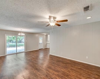 2833 Kingsbury Avenue - Photo Thumbnail 5