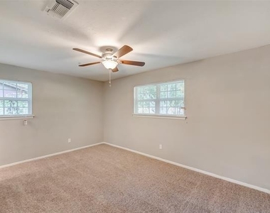 2833 Kingsbury Avenue - Photo Thumbnail 22
