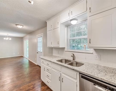 2833 Kingsbury Avenue - Photo Thumbnail 11