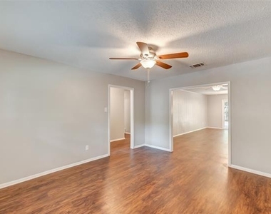 2833 Kingsbury Avenue - Photo Thumbnail 13