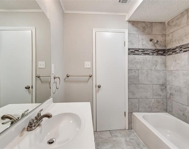2833 Kingsbury Avenue - Photo Thumbnail 24