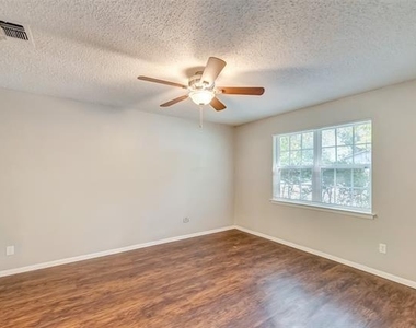 2833 Kingsbury Avenue - Photo Thumbnail 16