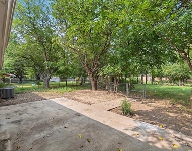 2833 Kingsbury Avenue - Photo Thumbnail 27