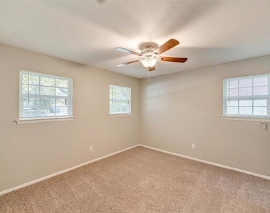 2833 Kingsbury Avenue - Photo Thumbnail 21
