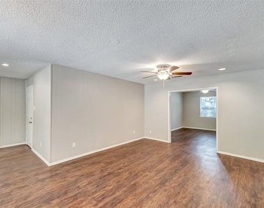 2833 Kingsbury Avenue - Photo Thumbnail 14