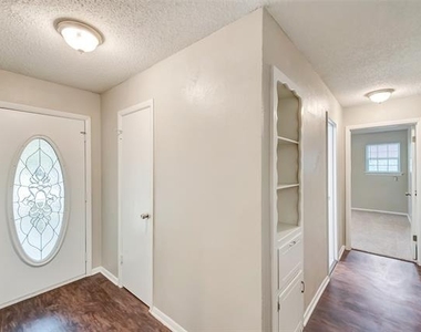 2833 Kingsbury Avenue - Photo Thumbnail 18