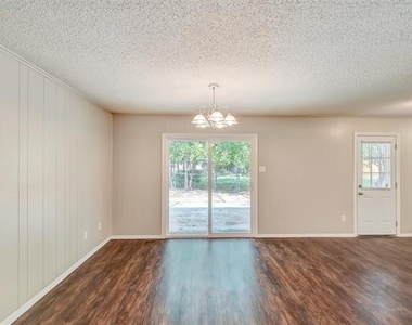 2833 Kingsbury Avenue - Photo Thumbnail 4