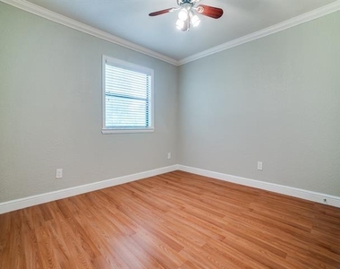 4118 Bowser Avenue - Photo Thumbnail 8