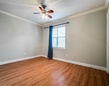 4118 Bowser Avenue - Photo Thumbnail 7