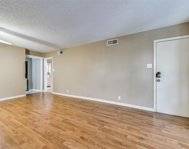 5322 Fleetwood Oaks Avenue - Photo Thumbnail 4