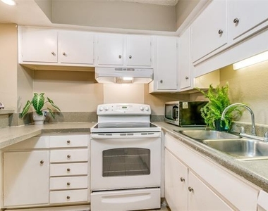 5322 Fleetwood Oaks Avenue - Photo Thumbnail 11