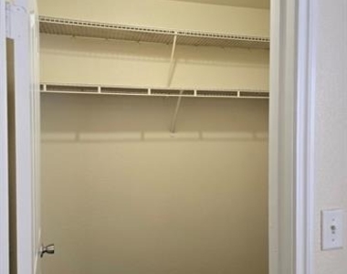 1001 Redwood Avenue - Photo Thumbnail 5