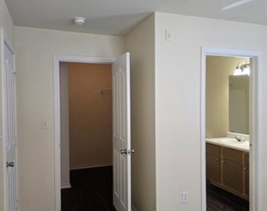 1001 Redwood Avenue - Photo Thumbnail 3