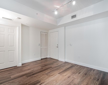 2421 Ne 65th Street - Photo Thumbnail 7