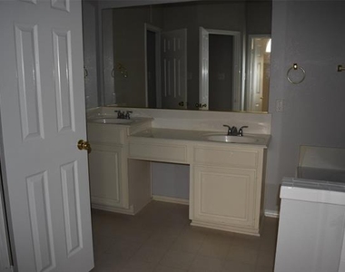 2027 Wimbledon Drive - Photo Thumbnail 12