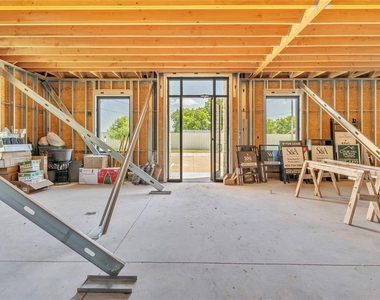 207 E Memorial Road - Photo Thumbnail 6