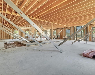 207 E Memorial Road - Photo Thumbnail 7