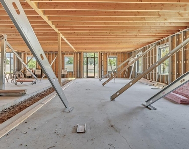207 E Memorial Road - Photo Thumbnail 8