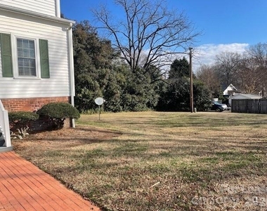 103 S Ridge Avenue - Photo Thumbnail 12