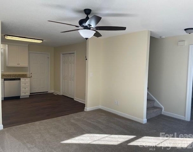 103 S Ridge Avenue - Photo Thumbnail 2